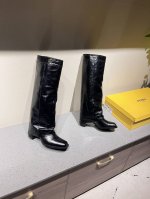 FENDI 芬迪 24ss秋冬新款 木纹粗跟 裤筒靴 长靴 芬迪木纹粗跟设计灵感改创于今年秀场的主推系列鞋履。 近两年最流行的方头元素，靴子的裤筒工艺 木纹喷涂