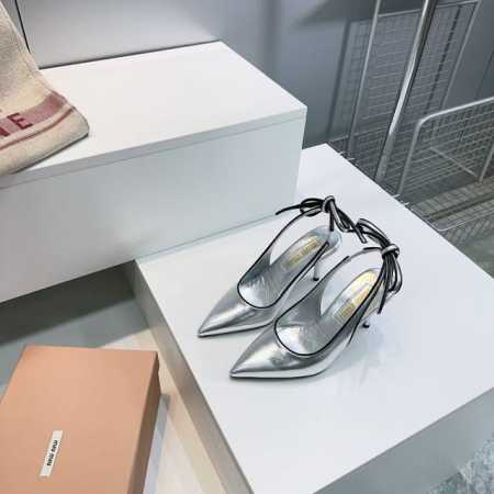 高品质出厂 ！顶级品质Miumiu缪缪25春夏新款复古尖头高跟凉鞋！春夏清新配色曲线优美，小猫跟后空凉鞋 日常穿搭都很搭鞋边有专属标识性Logo格调，上脚尽显优 - 点击图像关闭