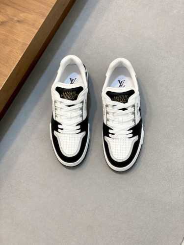 驴家 新配色 男士Trainer运动鞋，本款 Lv Trainer 运动鞋取材柔软粒面小牛皮，呈现纯净色调，后部#54标识追溯品牌诞生于1854年，设计师手写体