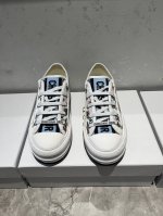 元 2025年Walk‘n’Dior刺绣中帮休闲鞋上新啦在时尚的舞台上，Dior刺绣鞋是当之无愧的主角。细腻的针法游走于鞋面，每一针都倾注了匠人的心血，每一线都
