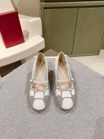 烫钻 225 四季百搭系列！你的鞋柜缺一双吧？ 代购级别！ Valentino 整个系列台资工厂出品！进出专柜无压力！Rockstud 华伦天奴铆钉漆皮芭蕾舞平