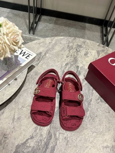 2025夏季新款Gucci高端精品 早春系列G G压纹皮饰双Gg金扣沙滩凉鞋轻便魔术贴休闲时尚凉鞋顶级代购品质！原版1:1复刻，毎个细节皆经过精心打磨细腻制作.
