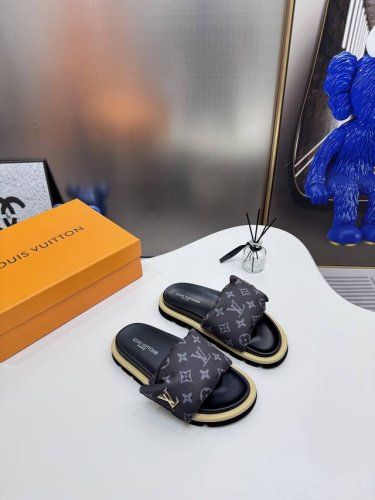 橙子出厂价p louis Vuitton 路易威登 Lv新配色 休闲魔术贴拖鞋 平底凉拖 情侣款 专柜同步更新 鞋面采用独一无二的驴家独特面料 面料轻盈透气 超