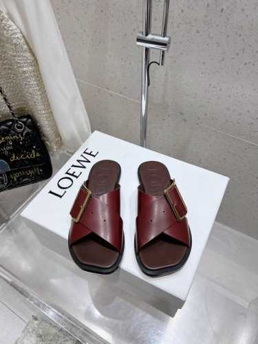代购级 Loewe 罗意威 25Ss 春夏新品 交叉 方扣 拖鞋 疯狂种草简约设计感觉更干净优雅 让你念念不忘 颜色也很耐看漂亮，上脚瞬间气质十足气场，简直无敌