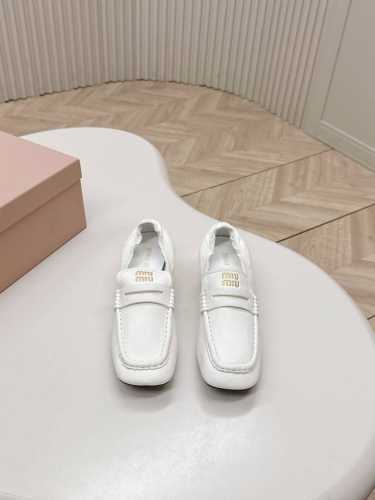 出平底 高跟 MiuMiu谬谬2025 早春走秀款乐福鞋 中性中古风 于多重场景中流露风格主张 步履之间焕发独特之美 皱松紧设计随心搭配 面料小牛皮 内里垫脚绵