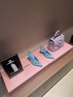 2025开春 新款首发美得挪不开眼2025专柜同步春夏新款Gucci 25S春夏新品水钻糖果色 后带凉鞋高跟G家在体现高级感这块 总让人大写的服气看起来蛮简单的