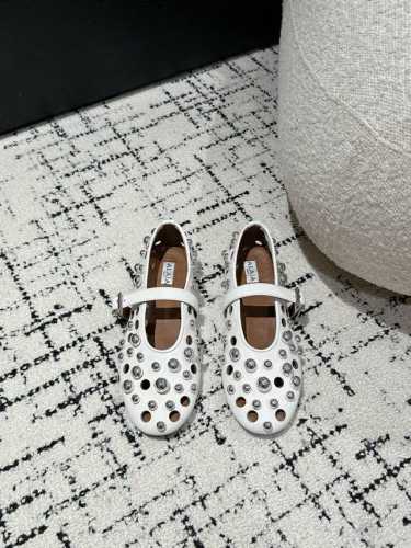400 Alaia 25 春夏冲孔珍珠复古珍珠单鞋 一双完美取代小白鞋的新型时尚芭蕾鞋，配上不同款式，不同风格都能轻松驾驭，无论牛仔裤，西装裤，还是百褶裙，都能
