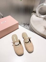 出厂 缪缪2025春夏新款玛丽珍半拖鞋 拼色的设计个性不张扬 上脚果然更惊艳~而且高度也太适合我了. 穿着不累脚 鞋面 进口漆皮 内里 水染羊皮 大底 意大利真