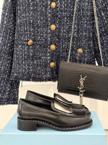 厂价 Prada 普拉达25Wf新品 复古五金装饰乐福鞋 经典百搭四季可穿 帅气十足 日常穿搭、上班通勤的搭配利器 轻松穿出各种风格，随意搭配就很好看！ 定制开