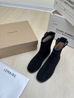 骑士靴 Lemaire 来自法国巴黎 设计师品牌 女鞋 头层反绒牛皮 真皮包跟 档次满满 黑色 防滑大底设计 将肌肤分割成块面，有着若隐若现的魅力。 弹力 元素