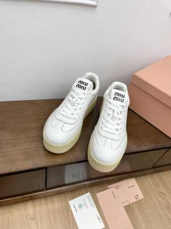 顶级版本miumiu缪缪2024秋冬新款增高厚底休闲运鞋 MiuMiu秀场适当独一无二的擦色工艺工艺来自Miu Miu系列的细节特写 新季的潮流要素一 与此刻挚 - 点击图像关闭