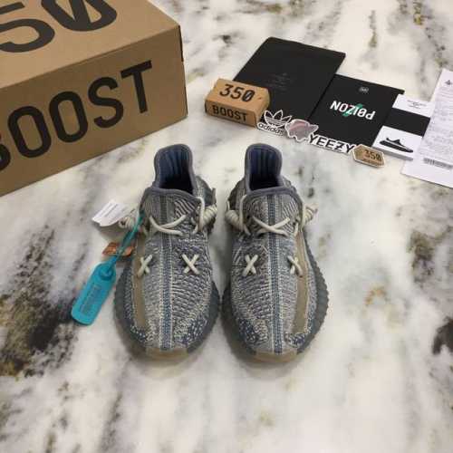 出厂230 Yeezy Boost 350 V3 White Reflective Clay 增添了不少质感，细节更加的清晰。 鞋身侧面的 [Sply-350]