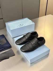普拉达 Prada 2025春夏走秀款复古手工雕花皮雕扣平底鞋 时髦精的狂爱，走秀款整个鞋子采用原版1：1做旧工艺，鞋头采用复古镂空设计皮带扣点缀复古时髦感满满