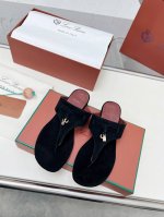 Loro Piana*顶级正品级夹脚拖鞋购买原版1:1复制 于1924年4月24日一手创立现有的Loro Piana公司。家族经营至今已是第六代，为讲求品味及对