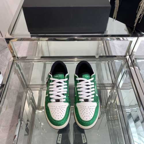400 Amiri 骨头鞋情侣款 日常休闲必备单品 适合各种场合！帅气又百搭的这一款，快来一起走骨头风吧！面料优选丝绸牛皮，透气网布内里，原版橡胶大底，非硬绑绑