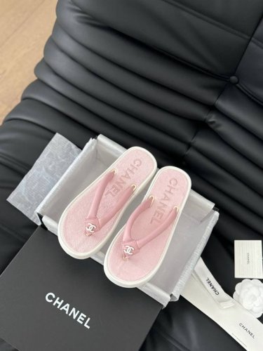 橙子出厂价p chanel 香奈儿 春夏新款 丝绒厚底面包人字拖 夹脚拖鞋 这系列真的绝了 质感真的很 Nine 真的很久没有碰到这么心仪的款式了~ 而且上脚非
