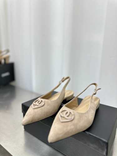 CHANE*L 小香25ss新款 爱心logo后空凉鞋小清新风带点贵气的感觉，上脚非常完美，穿搭配上此鞋，优雅大方。整个系列都充满了令人兴奋和意外的元素结合，不