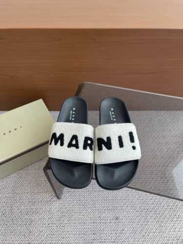 Marni 夏季新款 情侣鞋 凉拖鞋 夏天该有的气息 一字拖必备单品百搭款谁穿谁美，夏日最耀眼超完美的细节 绝不辜负你们的期待！鞋面 进口羊毛 跟高平底 鞋底