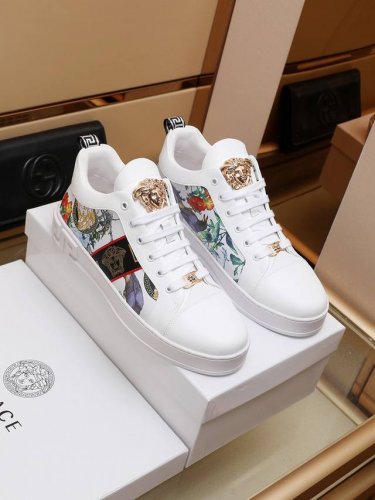 工厂P价 Versace 男士新款上市鞋面采用原版牛皮羊皮内里，完美造型顶级品质，橡胶耐磨大底，鞋型饱满，立体感十足超级百搭 高档不失品味，时尚 颜色：两色可选