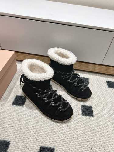 G024代购级别独家首发miumiu缪缪雪地靴2024秋冬新款棉鞋单鞋来自Miu Miu系列的细节特写 新季的潮流要素 与此刻挚爱的概念，多元对撞，传达现代风格