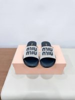 Miumi- 缪缪 25Ss春夏新款 平底 拖鞋 妥妥的度假风来袭 Miu真的太少女啦！ 夏天怎么能少得了一双百搭又舒适的呢？ 这款不仅设计简约大方，而且穿起来