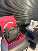 配折叠盒子 托里伯奇托特 Tory Burch 人人都在找Romy有货啦 Romy 包款轻巧容量相当足够适合通勤或外出的你，不二之选重点是斜挎带，可以自由调整可