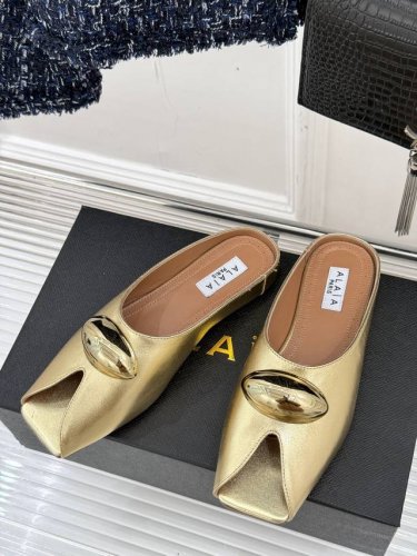 厂价 ALAIA 阿莱娅新品鱼嘴金属扣拖鞋夏天到了 也到了穿凉鞋的季节这款凉鞋真的是上脚一眼惊艳涂个指甲油 上脚给人温柔又性感蜈蚣精们必备时髦单品！面料采用进口