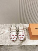驴家早春新品 New Arrival Lv春夏芭蕾舞鞋 也太出彩了 时尚性感舒适 拉满了夏日美鞋能给的满分情绪价值.鞋的造型也很乖巧好看呀 鞋面选用进口印花皮面