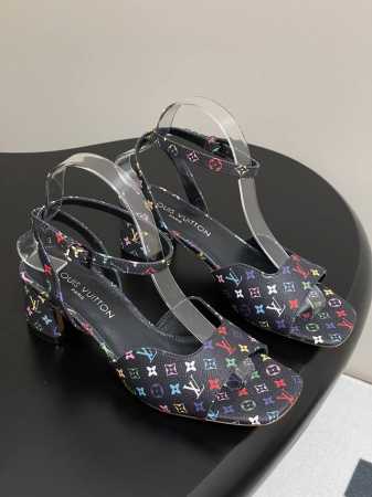 25Ss早春新款Louis Vuitton Lv Swing 高跟鞋最火最新金属跟玛丽珍后空粗跟凉鞋字母标高跟鱼嘴凉鞋 选用柔软 皮革塑造易于穿脱的设计，以利落 - 点击图像关闭