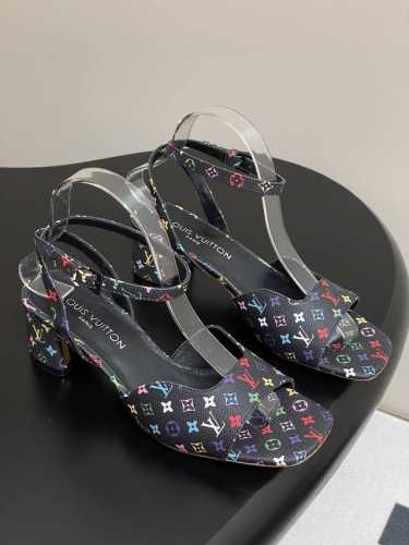25Ss早春新款Louis Vuitton Lv Swing 高跟鞋最火最新金属跟玛丽珍后空粗跟凉鞋字母标高跟鱼嘴凉鞋 选用柔软 皮革塑造易于穿脱的设计，以利落