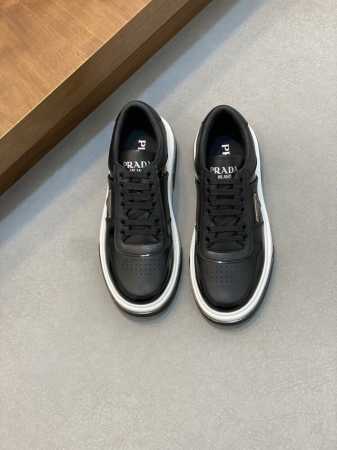 Prad* 普拉达 24春夏新品男士高端运动鞋，这款运动鞋时尚百搭，简洁现代，融合运动风格和精致细节。选用皮革材质打造，搭配橡胶鞋底，鞋舌压印字母徽标，简约时尚 - 点击图像关闭