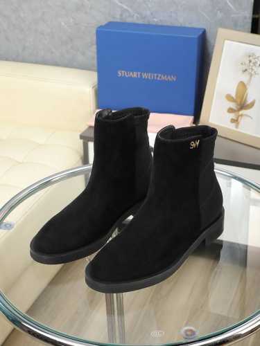 STUART WEITZMAN短靴实物拍摄细节图。优雅的风格演绎了经典sw切尔西靴。休闲的廓形设计搭配上奢华的SW缀饰 这一组合既迷人又随性。再加上弹力侧角板设