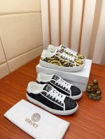 实价： Versace 范思哲最新款精心打造，引爆全场！不断创新的国际品牌 此款男士四季款休闲鞋，印花布料鞋面羊皮内里橡胶防滑大底，透气舒适以质量说话 码数：3