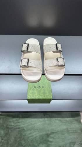 g家 新款 男码39～45， 46.订做 这款拖鞋采用 Gg 聚酯纤维制成，正面饰有 Gucci 标签，为款式增添了醒目的徽标感。 “Gucci Made In