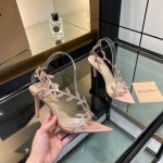 gianvito rossi 2025 新款拖鞋顶级版本，代购品质！施华洛奇水钻尖头高跟拖鞋，宛如从童话中走来的仙履。施华洛奇水钻璀璨耀眼，如同繁星点点镶嵌其上