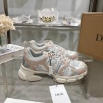 5296-裸粉 顶级本 这款 Dior Chrono 运动鞋是二零二四秋季成衣系列新品，以 Dior 的高订风格重新演绎跑步鞋。白色网眼织物搭配裸色和银色调层压