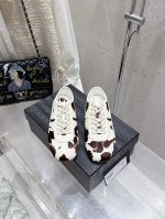 350 Dries Van Noten Dvn 复古德训鞋 Dries Van Noten 春夏系列 设计师通过改造、扭曲和颠覆经典元素，打造出实用而富有设计感