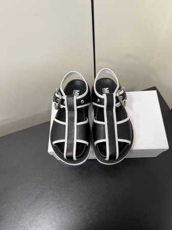Maison Margiela 玛吉拉Mm6家2025新品最高版本买手代购1:1完美复刻 猪笼鞋凉鞋原版开模双层鞋底 原版套楦鞋型很大方 搭配各种风格都轻松驾驭 - 点击图像关闭