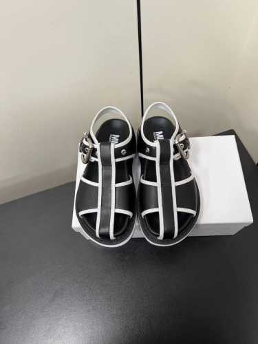 Maison Margiela 玛吉拉Mm6家2025新品最高版本买手代购1:1完美复刻 猪笼鞋凉鞋原版开模双层鞋底 原版套楦鞋型很大方 搭配各种风格都轻松驾驭