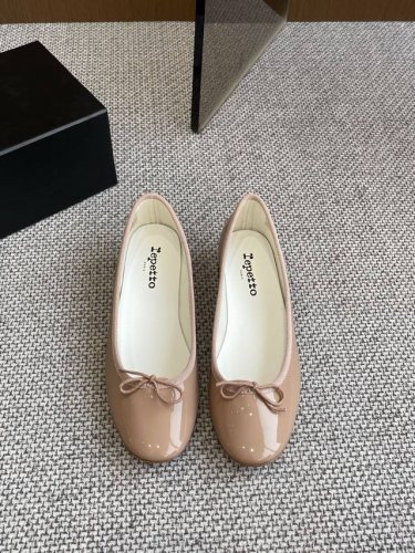 Repetto 25Ss春夏新款 月牙印花浅口 芭蕾舞鞋 粗跟单鞋 只要平时喜欢穿芭蕾鞋 芭蕾鞋控的宝子们 完全可以闭眼去冲这双 鞋型巨乖 上脚完全不想脱下来