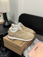橙子出厂价p 缪缪 Miumiu X New Balance 574联名款 Nb复古运动鞋 跑步鞋 阿甘鞋 大秀上爆出的这双与New Balance 新百伦57
