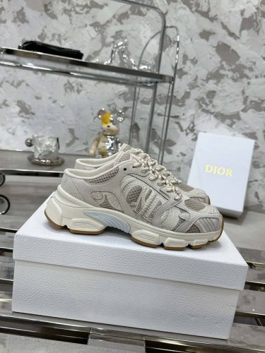 Dior Chrono 迪奥老爹鞋 高版本. 原版开发全新Tpu吸膜超轻极软组合大底. 运动风格 运动鞋..老爹鞋.. 上脚超美超赞..各路明星网红纷纷上脚..
