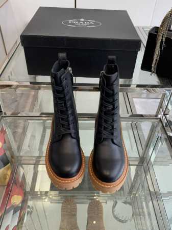 PRADA 普拉达 24ss秋冬走秀款靴子 太古汇原版购入爆拆复刻 鞋子上脚很轻便，走路舒适度都很赞 运用三角标设计风格值得拥有 鞋型韵味超赞，非常有特色的设计 - 点击图像关闭