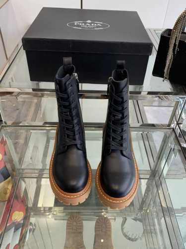 PRADA 普拉达 24ss秋冬走秀款靴子 太古汇原版购入爆拆复刻 鞋子上脚很轻便，走路舒适度都很赞 运用三角标设计风格值得拥有 鞋型韵味超赞，非常有特色的设计