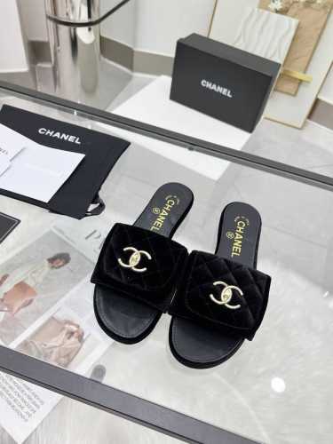 CHANEL 25早春新品 拖鞋火爆上市！黑色、米白、杏色、粉色、黑色真丝绒、酒红真丝绒35-43。像胶底