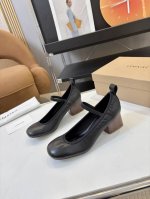 price: 品 牌： Lemaire 25S新品中空罗马芭蕾舞鞋 它家的鞋子一直都是女人味风格 这款有点罗马风的鞋也不失优雅风情。 独特的带子的设计，平添性感