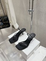 顶级版本the Row 最新款夹趾凉鞋 来自美国的年轻品牌，这不用多说，是近两年最火之一的品牌，春夏的季节就要到了 凉鞋我感觉即将要爆火！无论是配牛仔裤，亚麻腿