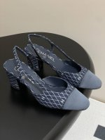 最新牛仔布 25p早春新款Chanel小香绝美牛仔布后空Sling-Back凉鞋平底 粗跟 sling-Back于1957年问世,之后Two-Tone设计成为C