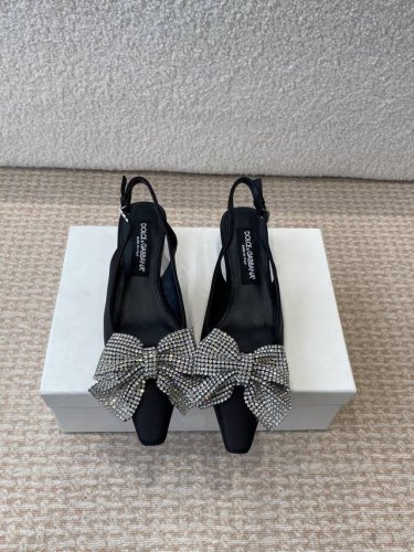 D&G古典与现代碰撞出的意式浪漫美学杜嘉班纳 Dolce & Gabbana 真丝系列 小猫跟凉鞋 线条，版型，看得到的高级感，非市场通货可比 Dg杜嘉班纳秀场