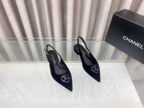 25Ss春夏新款Chane*小香尖头平底单鞋 凉拖鞋经典双C融入爱心扣饰，尖头设计真不多见，俏皮中又有点轻熟的高级，穿起来减龄又有气质！鞋面：小羊皮 麂皮内里：